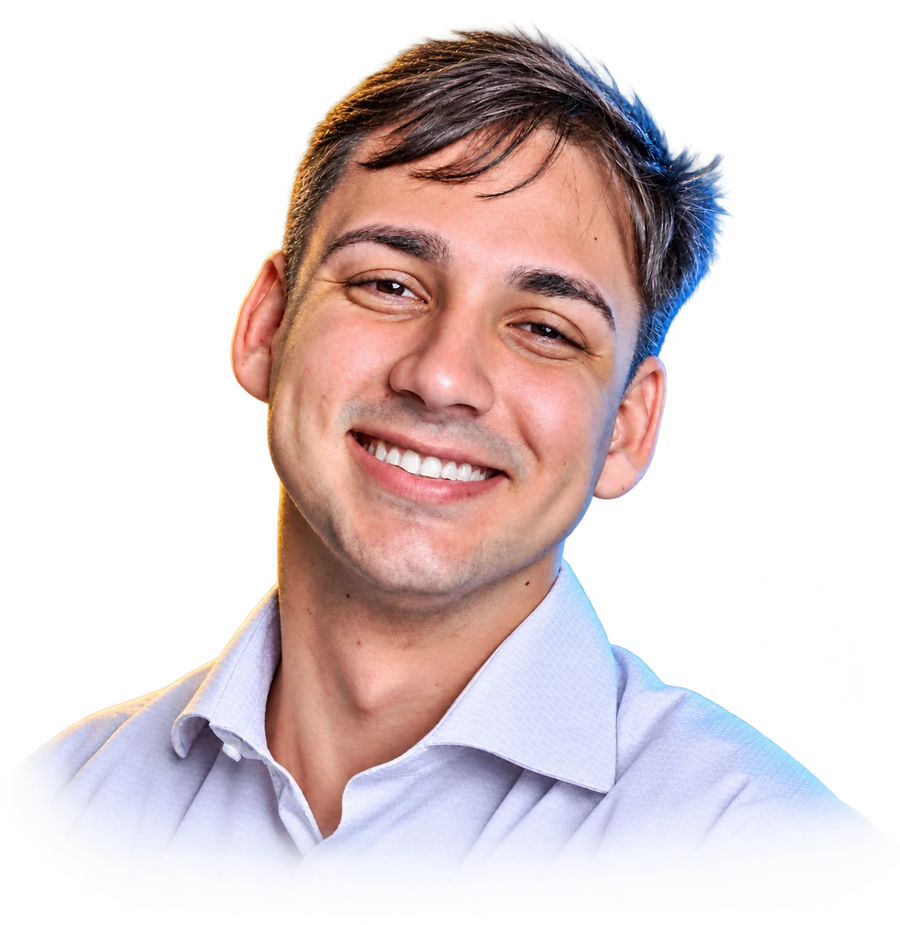 Rodrigo, criador de sites, na apresentação do site dentro do notebook